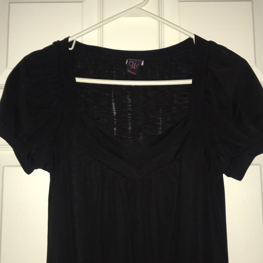 3/$30 Black top with detailed neck line!